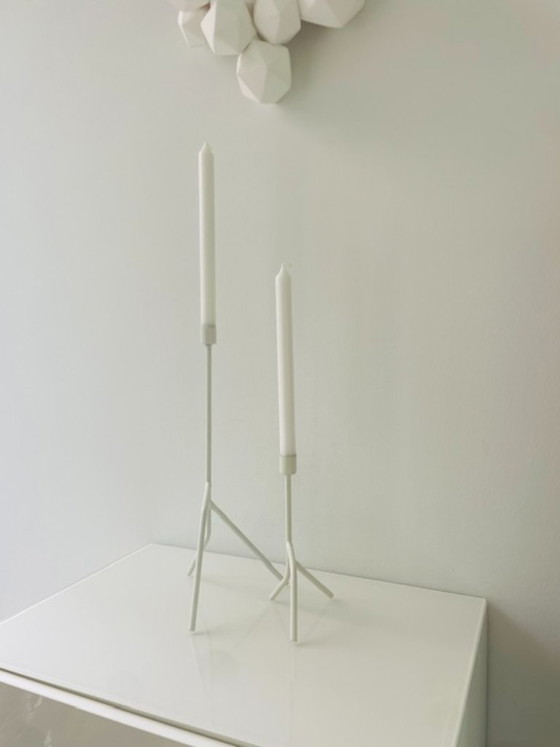 Image 1 of Set di 2 candelabri artigianali dal design storto in metallo bianco.