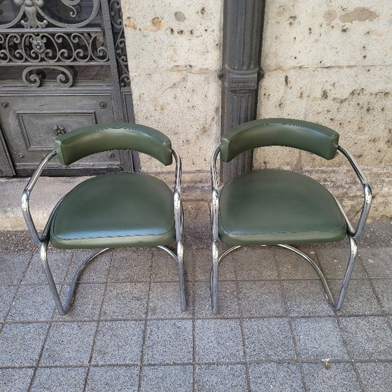 Image 1 of Een paar Bauhaus-fauteuils, verchroomd staal en groen leer, Moderne Beweging, jaren 70 – Zwitserland