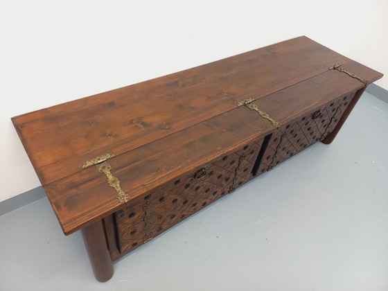 Image 1 of Een laag, brutalistisch dressoir van Georges Robert, gemaakt van donker grenenhout, uit de jaren 50/60.