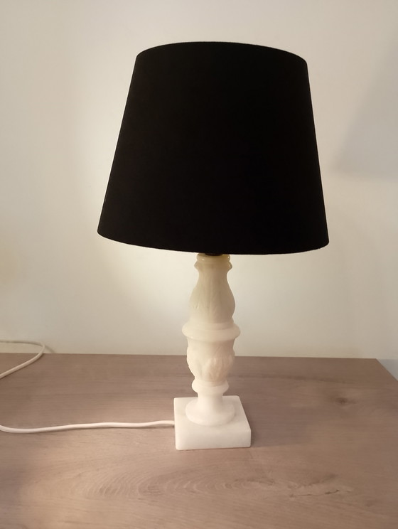 Image 1 of Lampe vintage albâtre véritable sculpté lumineux abat jour noir et or neuf électricité conforme excellent etat