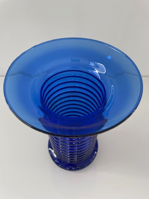Postmoderne vintage vaas – saffierblauw ribbelglas (22cm)