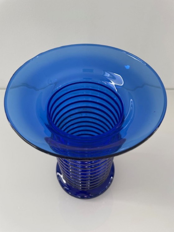Image 1 of Postmoderne vintage vaas – saffierblauw ribbelglas (22cm)
