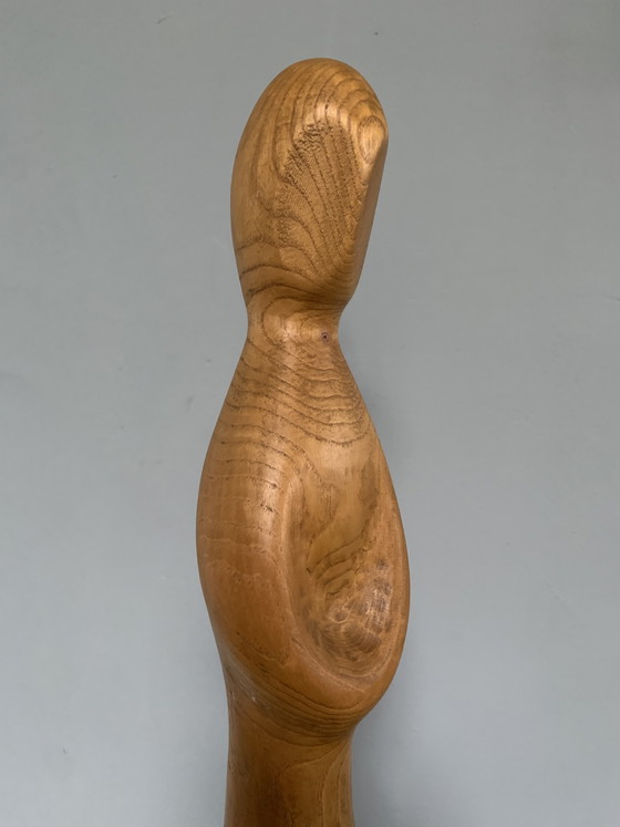 Image 1 of Grande sculpture vintage en bois de chêne, représentant une femme de 51 cm de long, de style scandinave.