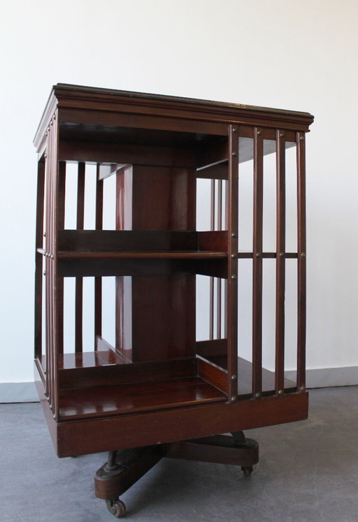 Pagina 1 di 7 Libreria girevole in mogano, stile Regency, inizio XX secolo.