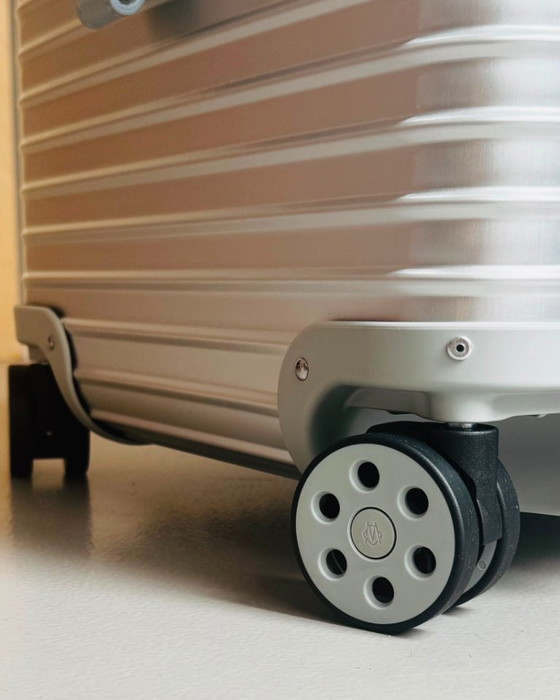 Tabouret en aluminium - Rimowa X Vitra (2025) (photo 10 of 13)