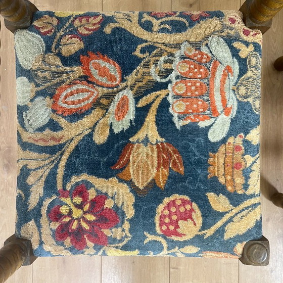 Image 1 of Zwei Eckstühle aus gedrechseltem Holz mit Federkern und Stoffsitzen, Mitte des 20. Jahrhunderts