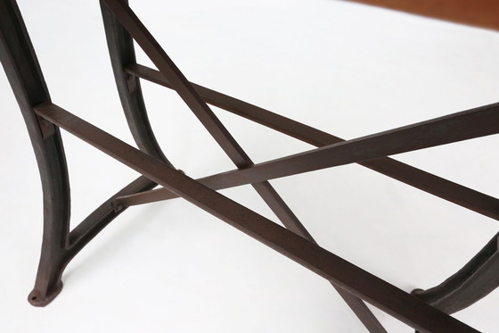 Image 1 of Industriële bar / bistro tafel met gietijzeren poten en houten blad, België 1920