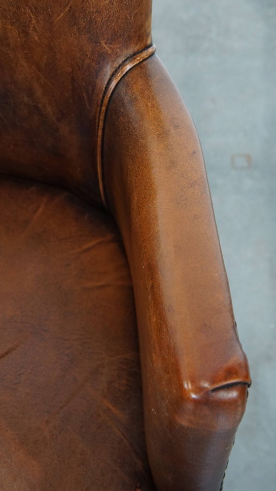 Image 1 of Chaise de salle à manger/de chevet en peau de mouton couleur cognac avec accoudoirs