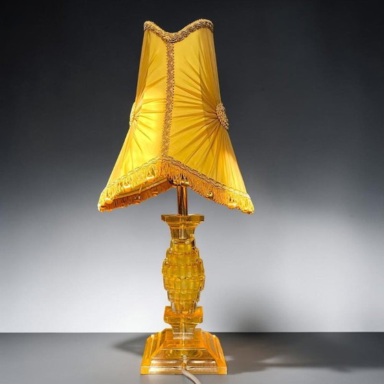 Lampada da tavolo Mid Century Modern Ambra Lucite Plexiglas Base Geometrica con Paralume Lusso Hollywood (photo 2 of 19)