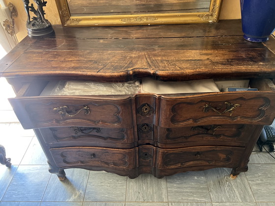 Image 1 of Antieke houten commode in Lodewijk XV-stijl met 3 laden.