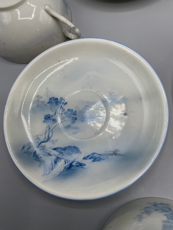 Ensemble de quatre tasses et soucoupes en porcelaine japonaise – paysage bleu et blanc – ère Meiji (photo 7 of 8)
