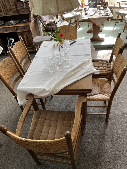 Sedie in paglia con tavolo da pranzo