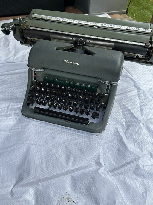 Machine à écrire Olympia SG1 Deluxe