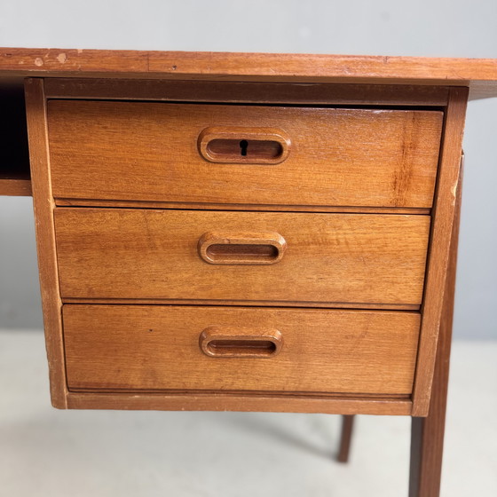 Image 1 of Vintage Deens ontwerp teak bureau