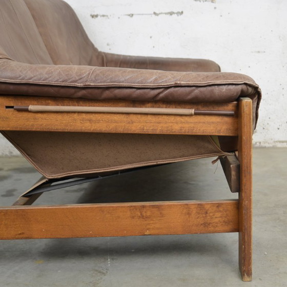 Image 1 of Sofá de cuero con estructura de madera.