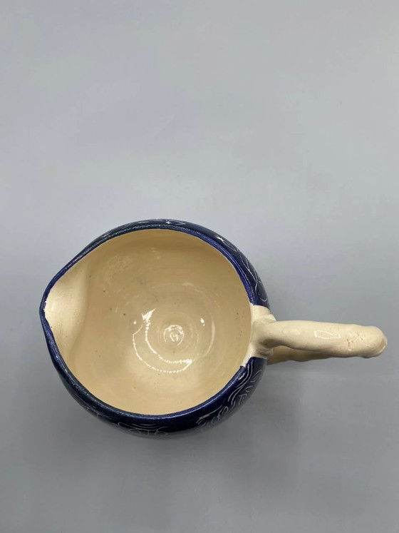 Keramikkrug, signiert Terre à Terre, kobaltblaue Sgraffito-Verzierung, Unikat – Geschirr, Ceramic (photo 6 of 8)