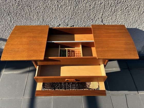 Tavolo da cucito danese in teak con cesto in vimini, anni '60, Tavolini, Legno, Marrone, 1960 (foto 3 di 7)