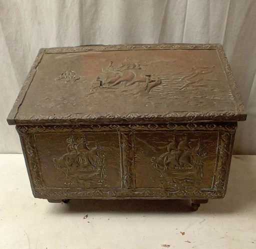 Coffre de rangement en laiton antique