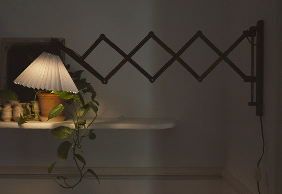 Image 1 of Wandlamp in schaarvorm uit het midden van de 20e eeuw, Scandinavische accordeonlamp, verstelbare houten wandlamp met stekker.