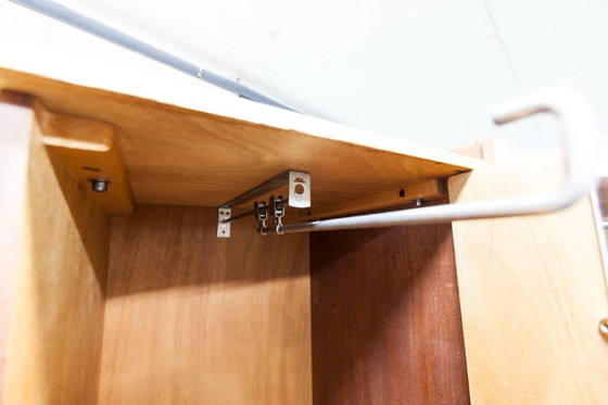 Image 1 of Armoire 1950 Mid-Century-Modern chêne en frisage 2 portes, 2 tiroirs, 4 étagères, 30cm de penderie et miroir 54x18cm