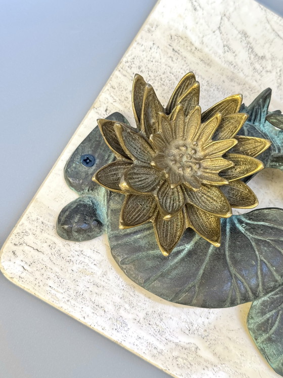 Image 1 of Lámpara de nenúfar de bronce de los años 70 sobre base de travertino - Inspirada en el Art Nouveau