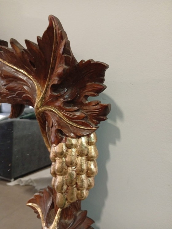 Image 1 of Belangrijke en spectaculair gebeeldhouwde wijnkelderspiegel