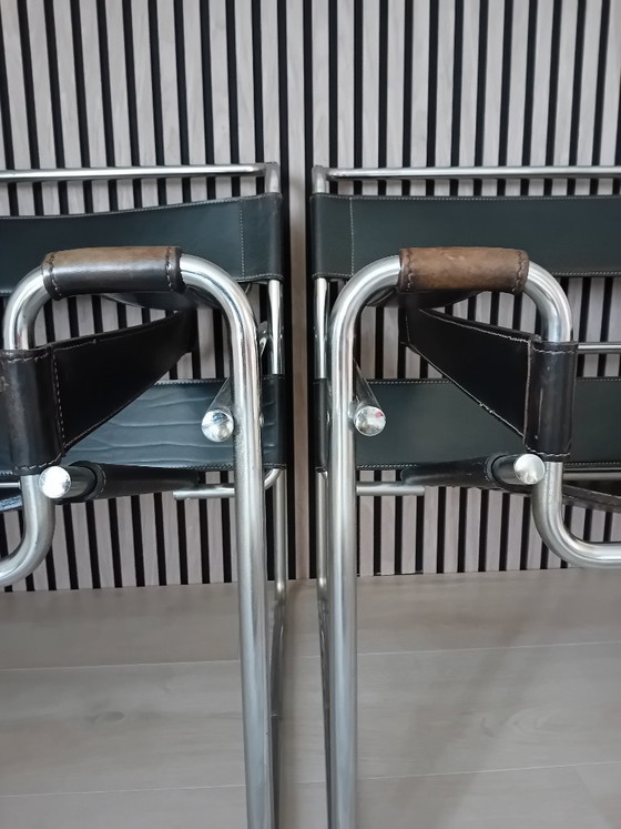 2 Marcel Breuer Stühle mit Rohrgestell, schwarzes Leder – Sessel, Leather (photo 3 of 8)