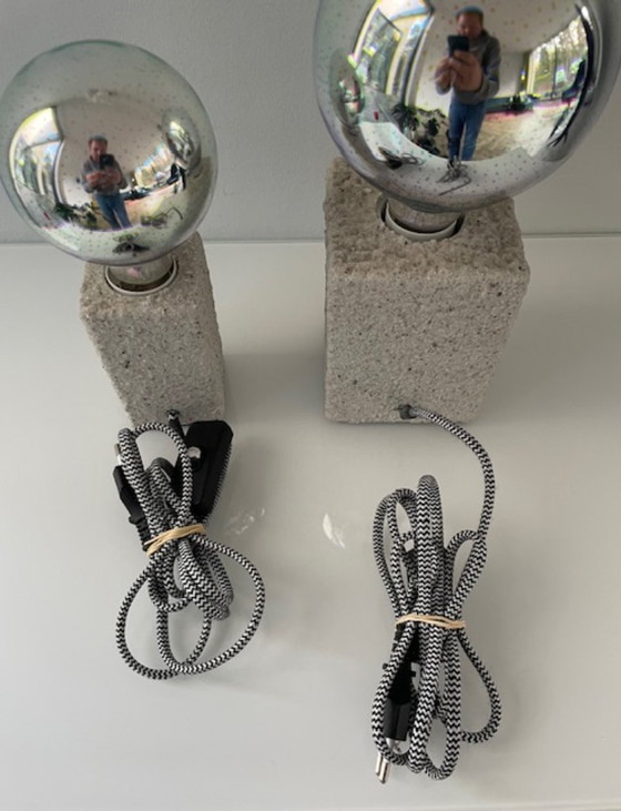 Image 1 of Set van twee moderne designlampen met sculpturale stenen basis