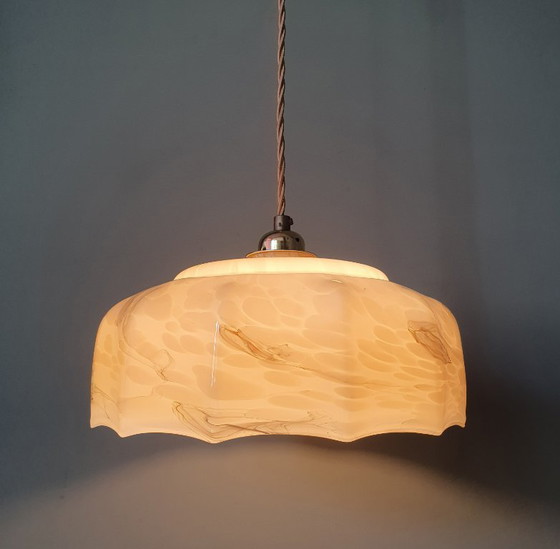 Image 1 of Grande lampada a sospensione vintage in vetro opalino in stile Art Déco.