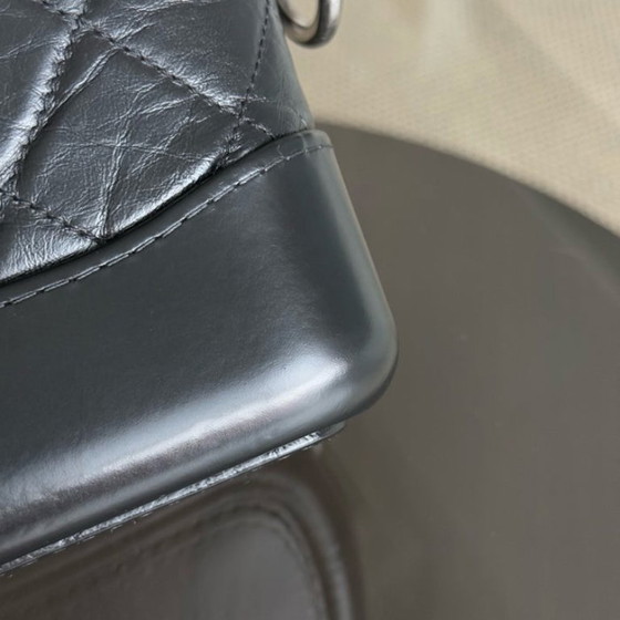 Image 1 of Sac hobo Chanel Gabrielle petit modèle - Cuir de veau matelassé noir, finitions dorées