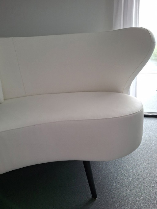 Banco de comedor redondo de piel sintética de color blanco.