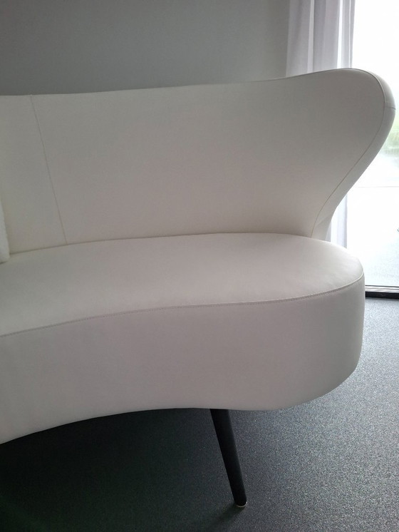 Image 1 of Panca da pranzo rotonda in similpelle bianca.