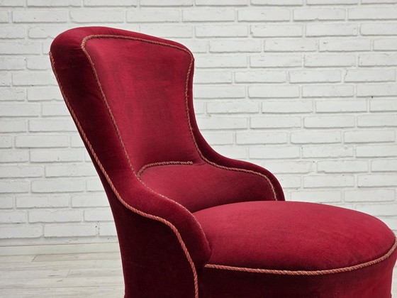 Image 1 of Sillón de cóctel danés de la década de 1950, tapizado en terciopelo rojo cereza.