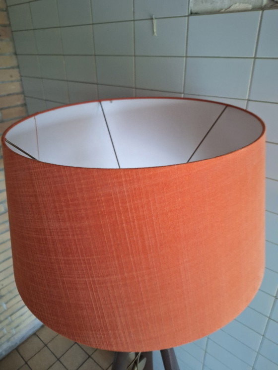 Image 1 of Wunderschöne Holzstativlampe mit orangefarbenem Schirm