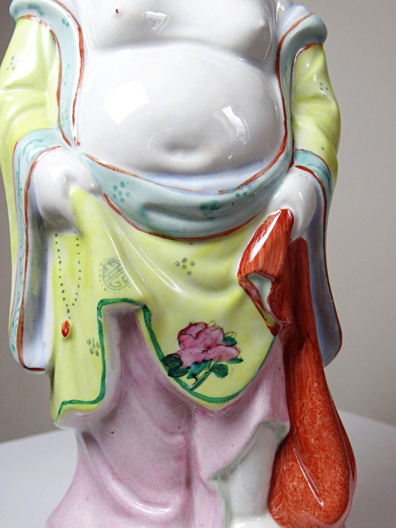 Image 1 of Estatuilla de Buda sonriente de pie, realizada en porcelana china de la familia rosa, 1960-70.