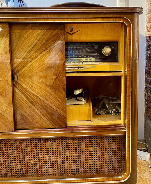 Vintage kast van riet en marqueterie met ingebouwde Grundig tv, platenspeler en antieke radio. – tv meubelen (photo 2 of 7)