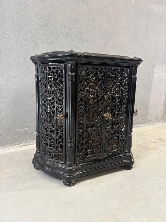 Image 1 of Inserto de chimenea antiguo de hierro fundido con acabado negro ornamentado, siglo XIX, Europa.
