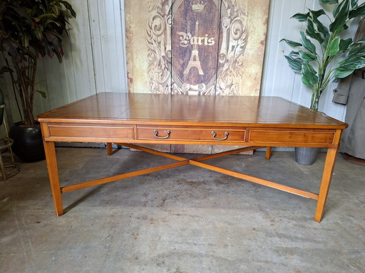 Klassieke grote chesterfield salon tafel, met lederen inleg, lichte gebruikssporen  afm. 150x100cm en 56cm hoog.
