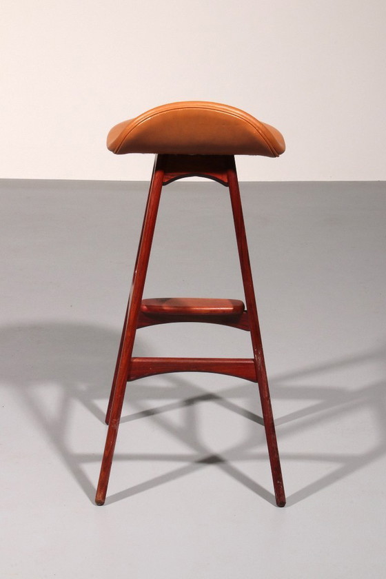 Image 1 of Tabouret de bar moderne danois en bois et cuir OD-61 par Erik Buch pour Oddense møbelfabrik, 1964