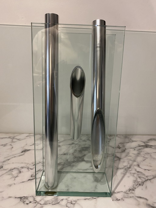 Vase Lisa Mori de Inn Kristall . Origine Autriche. Cristal, Verre, Aluminium. Hauteur 39 cm, largeur 17 cm, profondeur 9 cm.