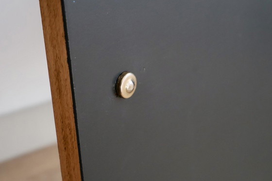 Image 1 of Ensemble de chambre à coucher remis à neuf, de style Mid Century - Noyer strié, Grachtengroen et accents argentés