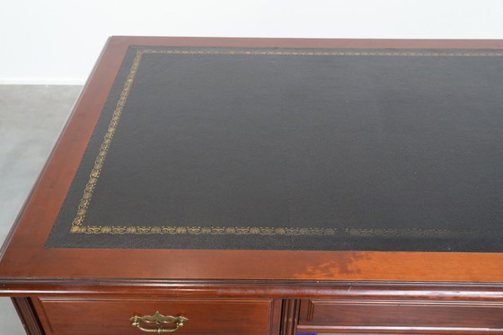 Image 1 of Klassischer Chesterfield-Schreibtisch/Partnerschreibtisch im englischen Stil mit schwarzer Lederplatte