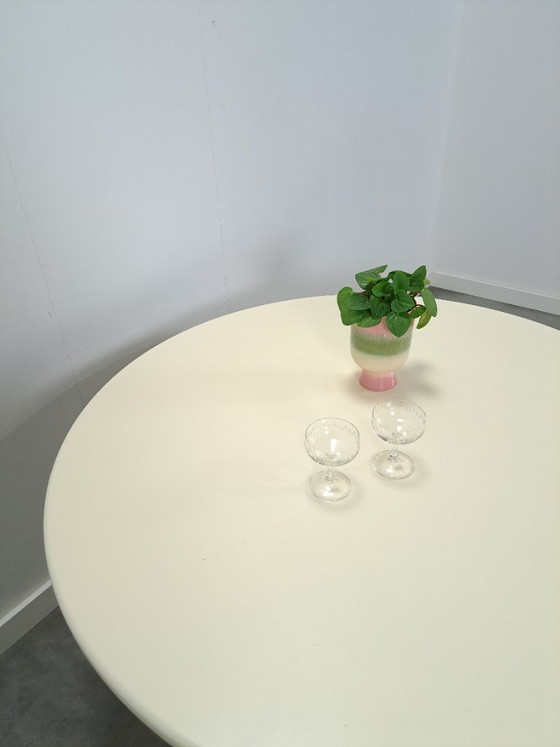 Image 1 of Runder, cremefarbener Esstisch mit gerippten Beinen