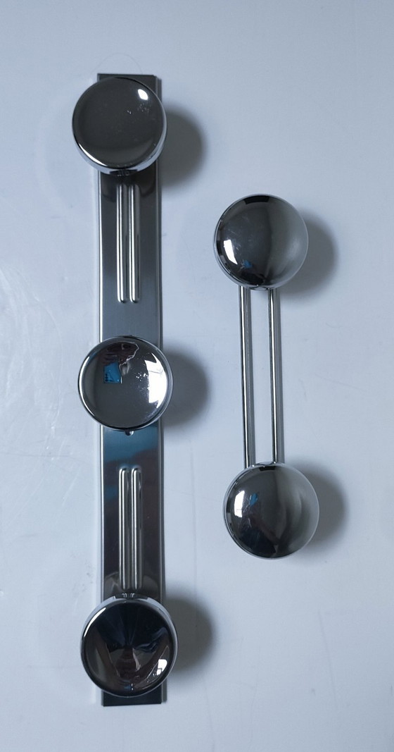 Image 1 of twee vintage verchroomde metalen jashaken