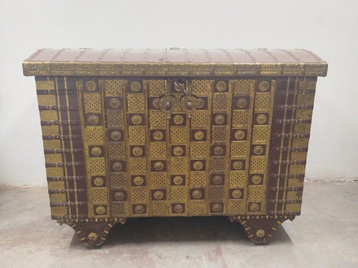 Beautiful XXL Indian dowry chest with hammered copper details – opbergkast, Metal, Wood (photo 2 of 17)