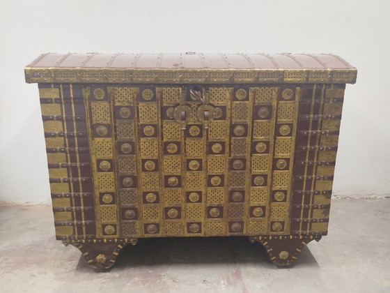 Beautiful XXL Indian dowry chest with hammered copper details – Storage cabinet, Metal, Wood (photo 2 of 17)