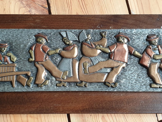 Image 1 of Fregio in rame raffigurante una festa di paese, in ottone e metallo argentato, firmato, realizzato a mano, pezzo unico.