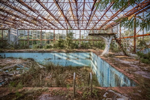 - Piscina abandonada en la jungla