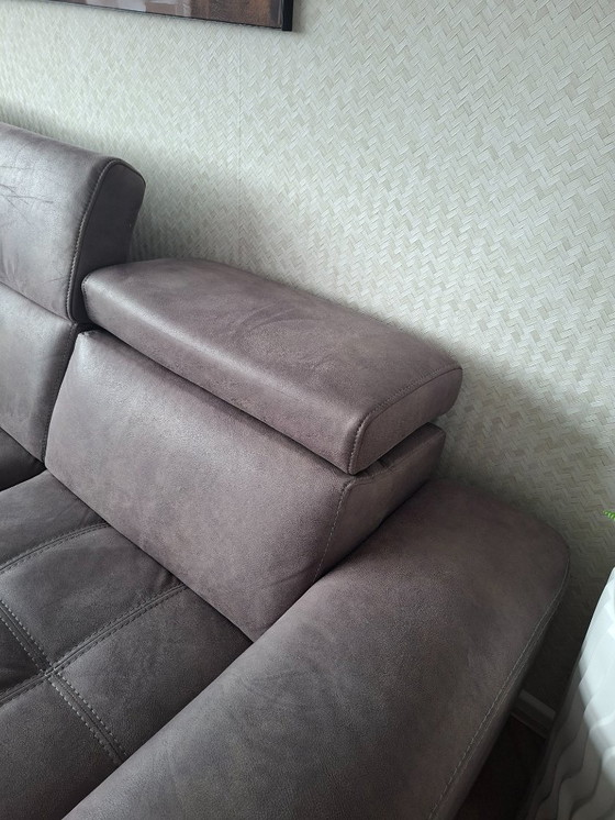 Image 1 of Divano angolare in tessuto marrone effetto pelle