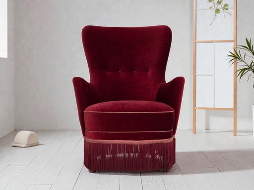 Fauteuil danois des années 1970, revêtement en velours rouge cerise, pieds en frêne.